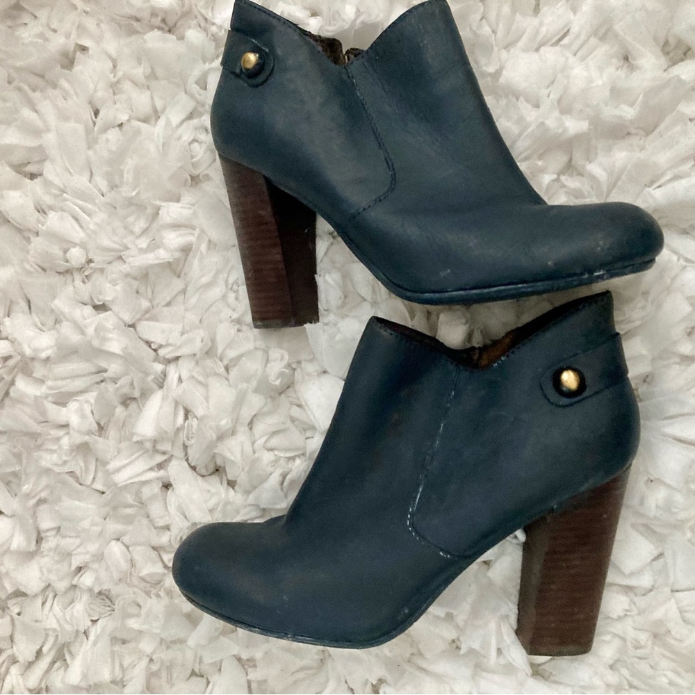 Super cute genuine leather zip up Crown Vintage bootie in black slate size 8.5.